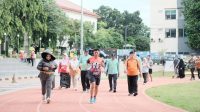 Warga Depok berolahraga di Depok Open Space (DOS). (dok. Diskominfo).