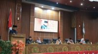 Wali Kota Depok Supian Suri dan Wakil Wali Kota Depok Chandra Rahmansyah pada rapat paripurna yang dipimpin Ketua DPRD Depok Ade Supriyatna. pada Senin (03/03/25). (dok. Humas DPRD Depok)