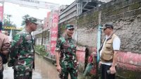 Dandim 0508Depok, Kolonel Infanteri Inf Iman Widhiarto tengah kunjungi wilayah terdampak banjir di Sawangan.
