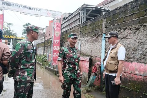 Dandim 0508Depok, Kolonel Infanteri Inf Iman Widhiarto tengah kunjungi wilayah terdampak banjir di Sawangan.