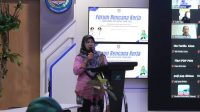 Pj Sekda Kota Depok Nina Suzana, membuka Forum Renja Dinsos di Ruang Rapat PDAM Tirta Asasta. (dok.Humas Pemkot Depok).