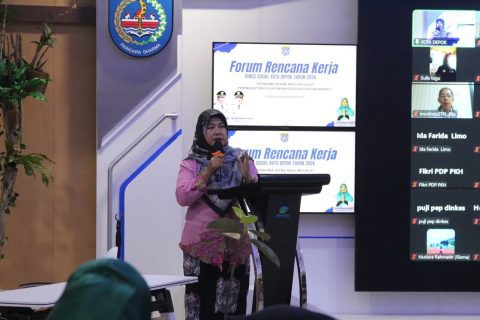 Pj Sekda Kota Depok Nina Suzana, membuka Forum Renja Dinsos di Ruang Rapat PDAM Tirta Asasta. (dok.Humas Pemkot Depok).