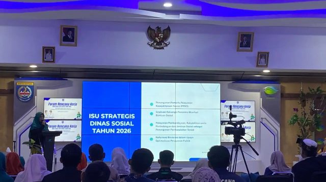 Kadinsos Kota Depok Devi Maryori, memaparkan isu strategis Dinsos tahun 2025.