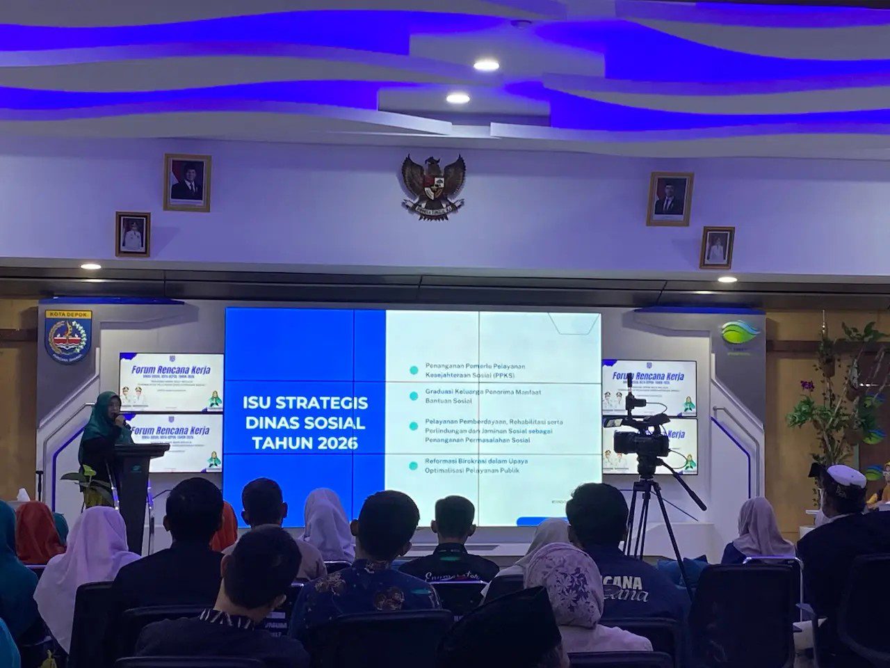 Kadinsos Kota Depok Devi Maryori, memaparkan isu strategis Dinsos tahun 2025.