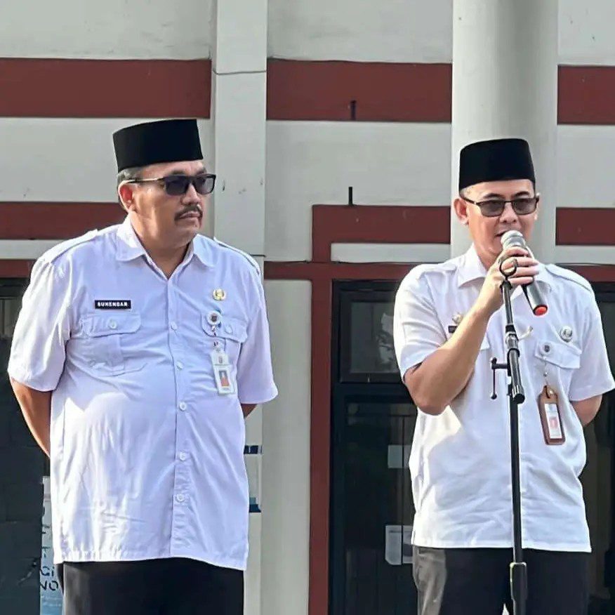Plt. Camat Tapos Suhendar (kiri) bersama Plt. Camat Tapos saat ini, Utang Wardaya (kanan). (dok. Pribadi Narasumber).