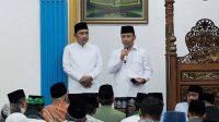 Wali Kota Depok Supian Suri (kanan) dan Wakil Wali Kota Depok Chandra Rahmansyah (kiri) memberikan sambutan kepada Jamaah Salat Tarawih di Masjid Ar-Rahmah.