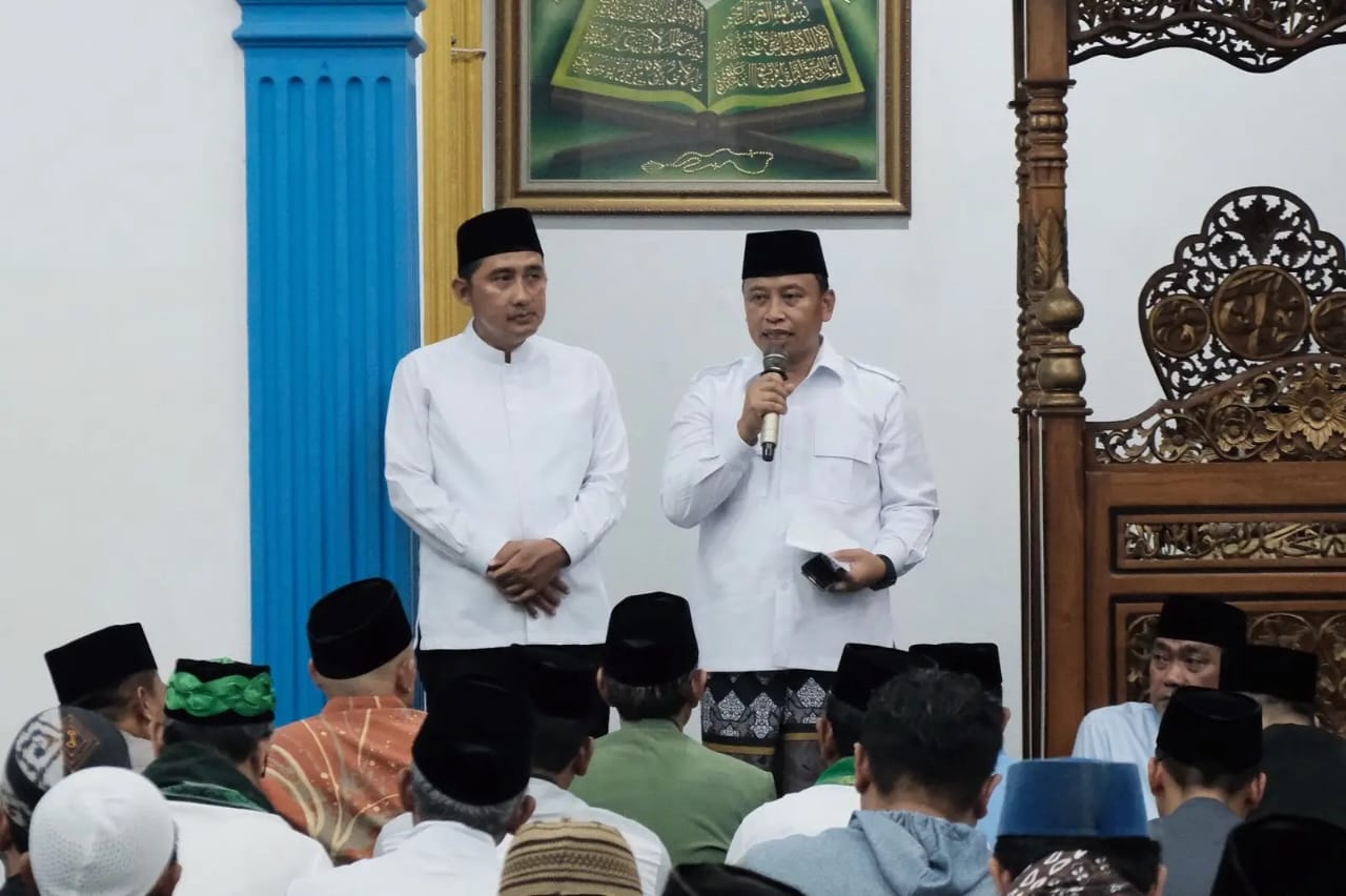 Wali Kota Depok Supian Suri (kanan) dan Wakil Wali Kota Depok Chandra Rahmansyah (kiri) memberikan sambutan kepada Jamaah Salat Tarawih di Masjid Ar-Rahmah.