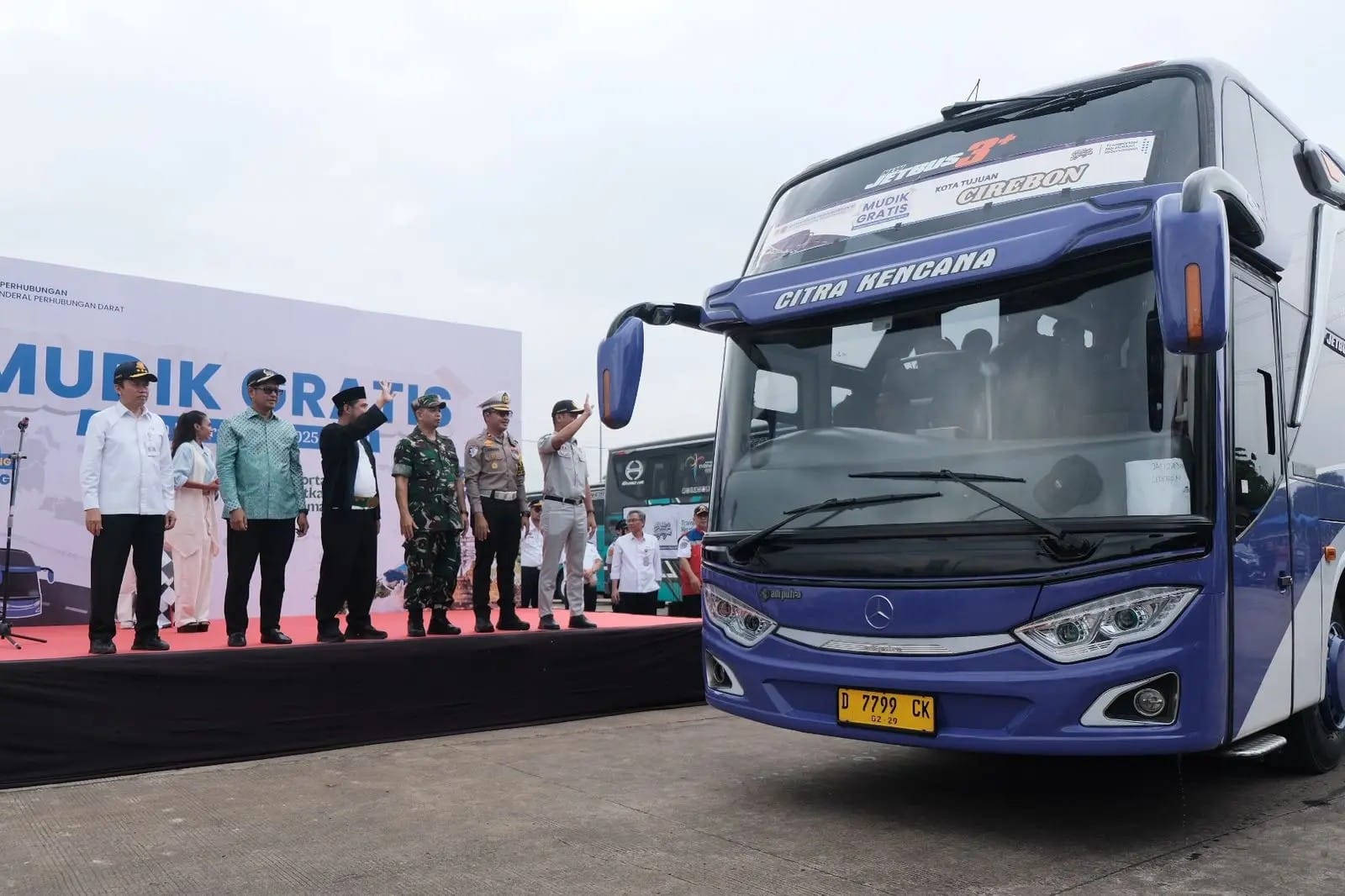 Plt.Dirjen Integrasi Transportasi dan Multimoda Suharto, DPR RI, Wakil Wali Kota Depok Candra Rahmansyah beserta perwakilan Forkopimda melepas melepas ribuan pemudik dalam program Mudik Gratis Kemenhub 2025 di Terminal Jatijajar.