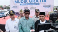 Anggota Komisi V DPR RI Sudjatmiko (tengah) usai melepas ribuan pemudik dalam program mudik gratis oleh Kemenhub di Terminal Jatijajar.