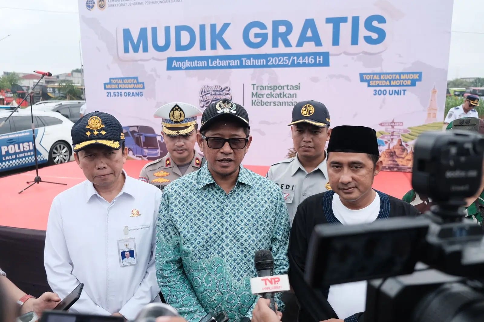Anggota Komisi V DPR RI Sudjatmiko (tengah) usai melepas ribuan pemudik dalam program mudik gratis oleh Kemenhub di Terminal Jatijajar.