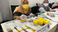 Pemeriksaan urin pengemudi bus oleh BNN Kota Depok di Terminal Jatijajar. (dok.BNN Kota Depok).
