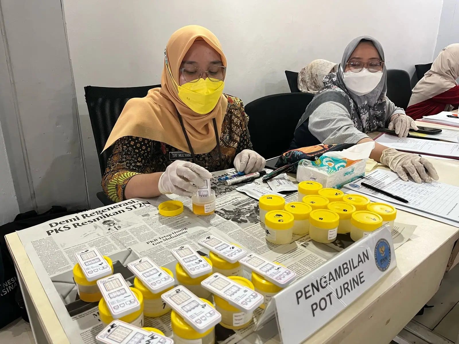 Pemeriksaan urin pengemudi bus oleh BNN Kota Depok di Terminal Jatijajar. (dok.BNN Kota Depok).