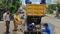 Kadis PUPR Kota Depok Citra Indah Yulianty monitoring penanganan sumbatan sampah Kali Cabang Timur. (dok.DPUPR Depok)