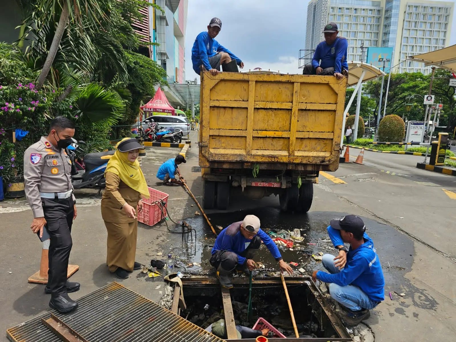 Kadis PUPR Kota Depok Citra Indah Yulianty monitoring penanganan sumbatan sampah Kali Cabang Timur. (dok.DPUPR Depok)