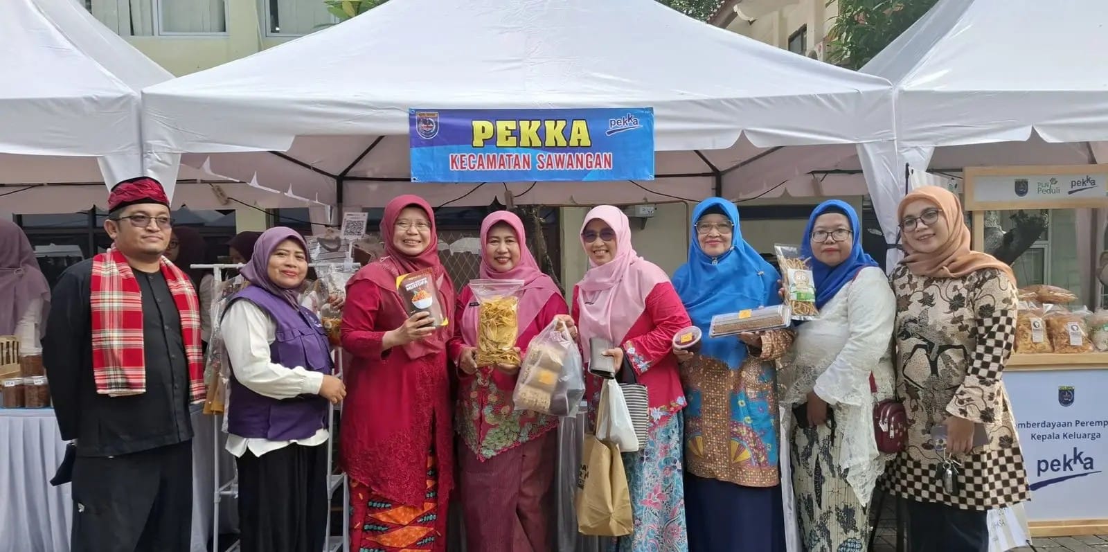 Pj Sekda Kota Depok, Nina Suzana (tengah) bersama jajaran DP3AP2KB Kota Depok.