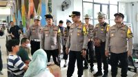 Kapolres Metro Depok Kombes Abdul Waras mengecek Pos Pengamanan (Pospam) dan Pos Pelayanan (Posyan) dalam mengantisipasi arus balik lebaran 2025. (dok.Polres Metro Depok)