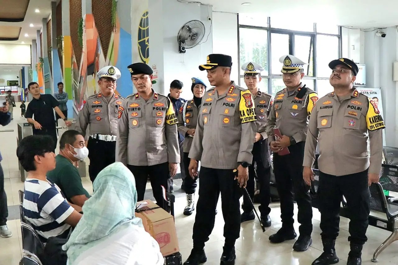 Kapolres Metro Depok Kombes Abdul Waras mengecek Pos Pengamanan (Pospam) dan Pos Pelayanan (Posyan) dalam mengantisipasi arus balik lebaran 2025. (dok.Polres Metro Depok)
