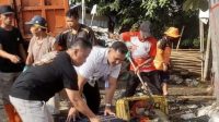 Wali Kota Depok Supian Suri (depan, kaos hitam) bersama Lurah Tugu Tri Sakti Anggoro melakukan bersih-bersih TPS liar. (dok. Kelurahan Tugu).