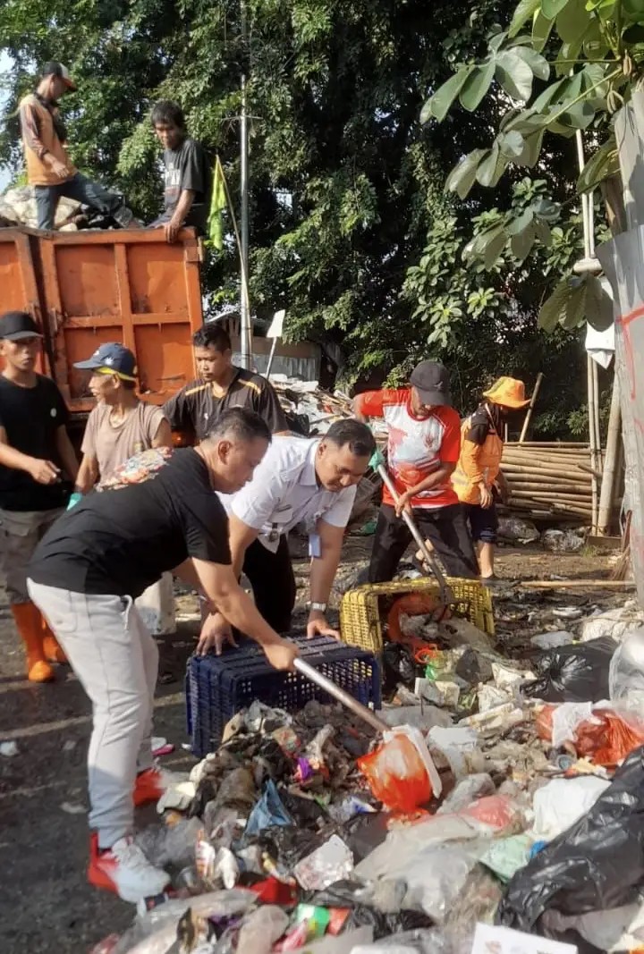 Wali Kota Depok Supian Suri (depan, kaos hitam) bersama Lurah Tugu Tri Sakti Anggoro melakukan bersih-bersih TPS liar. (dok. Kelurahan Tugu).