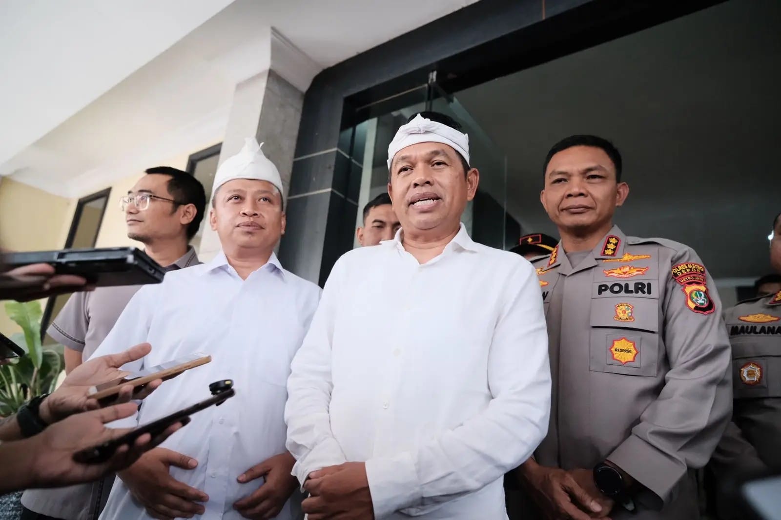 Gubernur Jawa Barat (Jabar) Dedi Mulyadi (kedua dari kanan) bersama Kapolres Metro Depok Kombes Abdul Waras (kanan) dan Wali Kota Depok Supian Suri (kedua dari kiri) di Polres Metro Depok.