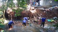 Satuan Tugas (Satgas) DPUPR Kota Depok lakukan pembersihan material longsor turap di Kali Jantung. (dok.DPUPR).