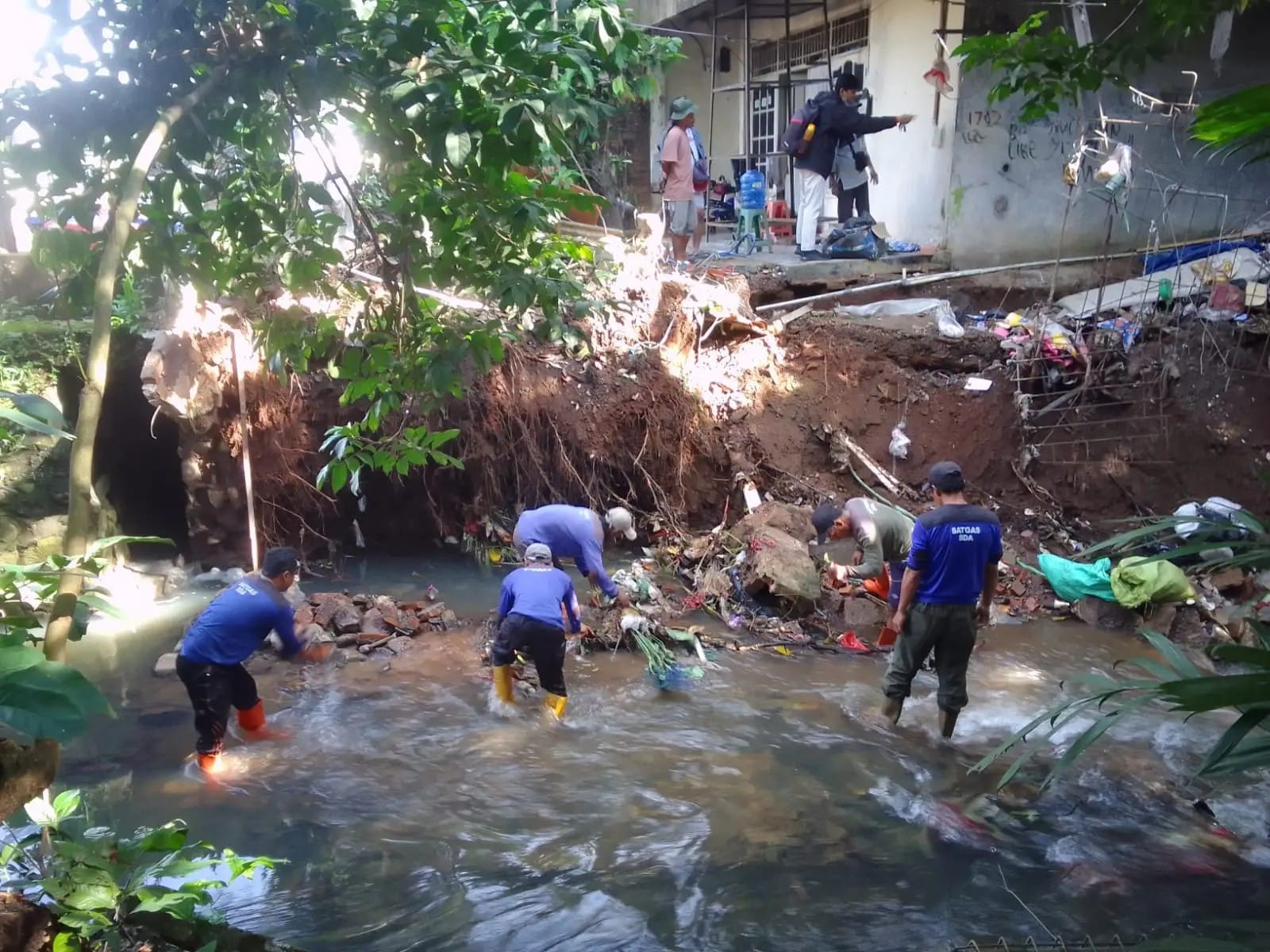 Satuan Tugas (Satgas) DPUPR Kota Depok lakukan pembersihan material longsor turap di Kali Jantung. (dok.DPUPR).