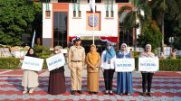 Pj Sekda Kota Depok, Nina Suzana menyerahkan secara simbolis klaim santunan kematian kepada ahli waris pekerja rentan. (dok.Humas Pemkot Depok).