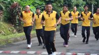 Kapolres Metro Depok, Kombes Abdul Waras saat melakukan olahraga lari. (dok. Polres Metro Depok).
