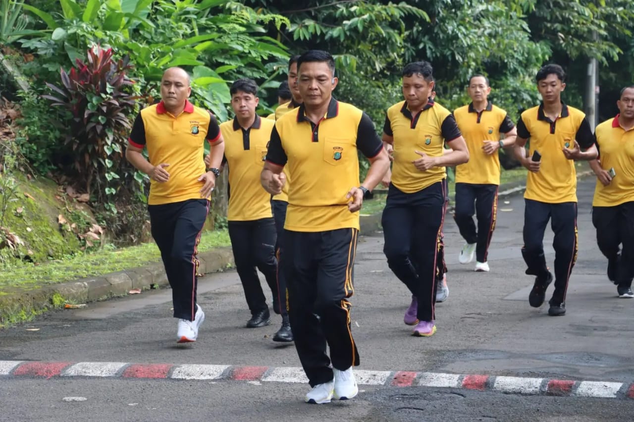 Kapolres Metro Depok, Kombes Abdul Waras saat melakukan olahraga lari. (dok. Polres Metro Depok).