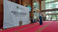 Kepala Bidang P2PL Dinkes Kota Depok, Umi Zakiati menyampaikan materi kesehatan haji pada pelaksanaan Bimbingan Manasik Haji Tingkat Kota Depok Tahun 2025 (dok. Dinkes Depok).