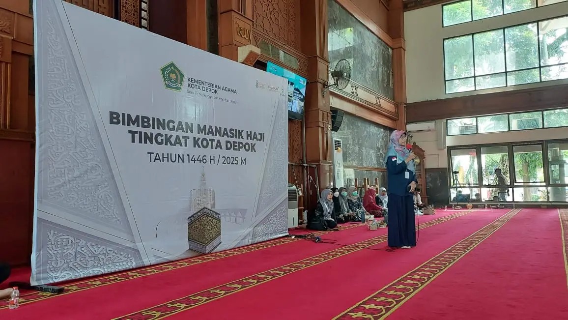 Kepala Bidang P2PL Dinkes Kota Depok, Umi Zakiati menyampaikan materi kesehatan haji pada pelaksanaan Bimbingan Manasik Haji Tingkat Kota Depok Tahun 2025 (dok. Dinkes Depok).