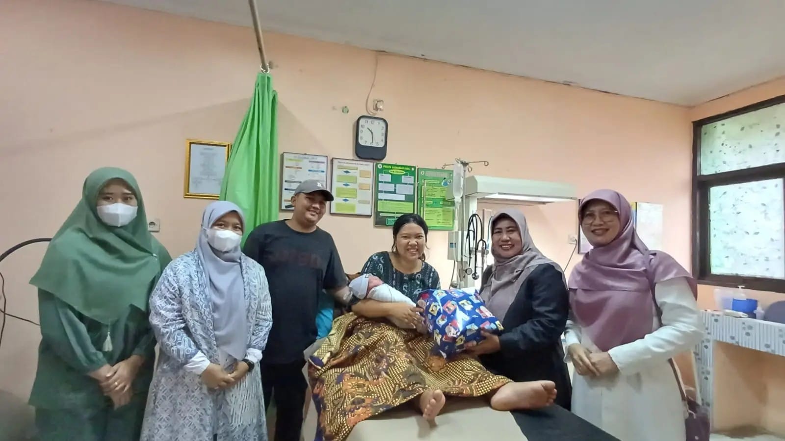 Pj Sekda Kota Depok Nina Suzana (kedua dari kanan) mengunjungi bayi yang lahir di Puskesmas Cimanggis. (dok. Dinkes Depok).
