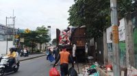 Satgas DLHK angkut sampah pada libur lebaran Idulfitri 1446 H di Jalan Raya Bogor. (dok.DLHK Depok)