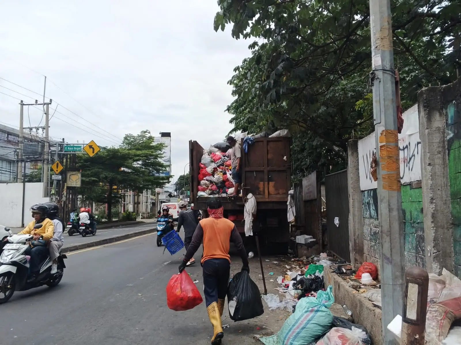 Satgas DLHK angkut sampah pada libur lebaran Idulfitri 1446 H di Jalan Raya Bogor. (dok.DLHK Depok)