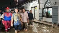 Wakil Wali Kota Depok, Chandra Rahmansyah didampingi perangkat daerah meninjau lokasi terdampak banjir di Kecamatan Pancoran Mas.