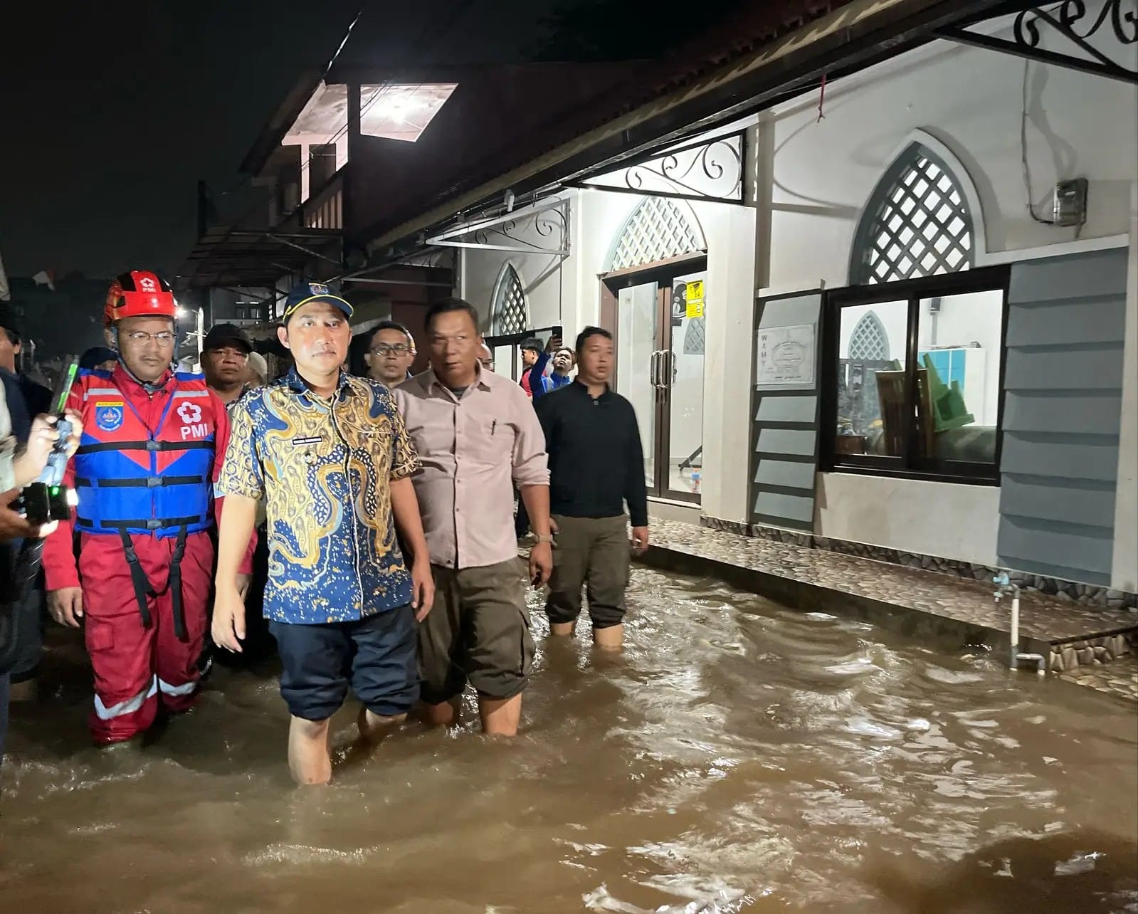 Wakil Wali Kota Depok, Chandra Rahmansyah didampingi perangkat daerah meninjau lokasi terdampak banjir di Kecamatan Pancoran Mas.