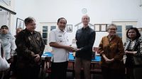 Wakil Wali Kota Depok, Chandra Rahmansyah (kedua dari kiri) menerima cindera mata vas Delft Blue dari Duta Besar Kerajaan Belanda untuk Indonesia, Timor Leste, dan ASEAN, Marc Gerritsen di YLCC Pancoran Mas, Depok.