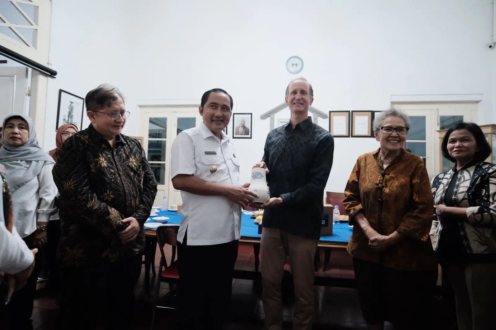 Wakil Wali Kota Depok, Chandra Rahmansyah (kedua dari kiri) menerima cindera mata vas Delft Blue dari Duta Besar Kerajaan Belanda untuk Indonesia, Timor Leste, dan ASEAN, Marc Gerritsen di YLCC Pancoran Mas, Depok.