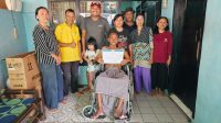 Warga Tapos Dapat Bantuan Kursi Roda dari YGP