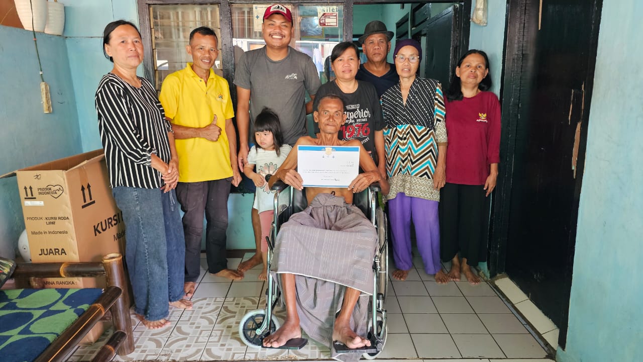 Warga Tapos Dapat Bantuan Kursi Roda dari YGP