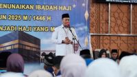Kepala Kemenag Depok, Enjat Mujiat memberikan arahan kepada Calhaj Depok di Masjid Agung Baitul Kamal, Balai Kota Depok.