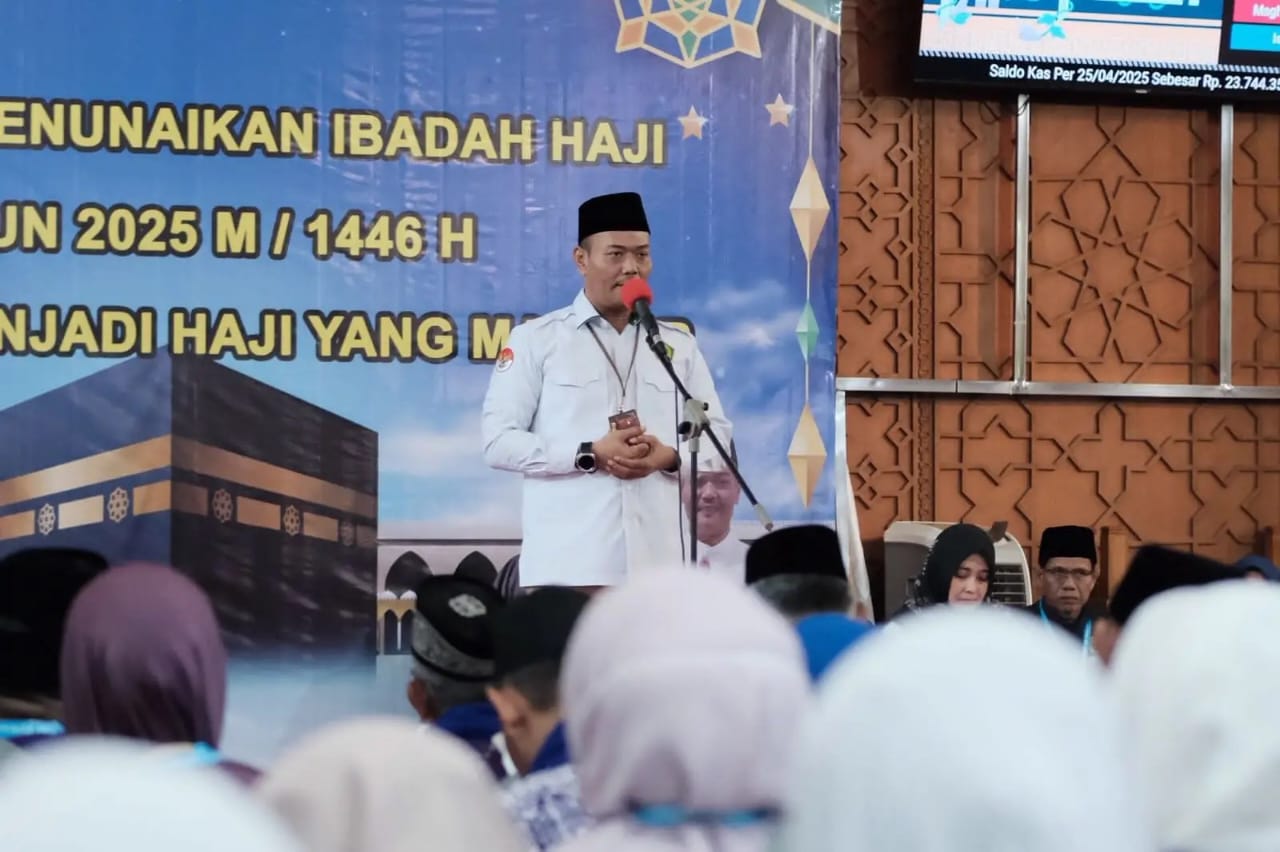 Kepala Kemenag Depok, Enjat Mujiat memberikan arahan kepada Calhaj Depok di Masjid Agung Baitul Kamal, Balai Kota Depok.