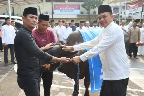 Kapolres Metro Depok: Iduladha Momen Berbagi dan Peduli Terhadap Masyarakat