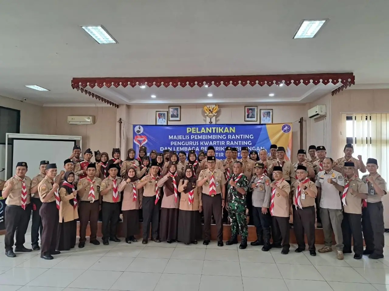Jajaran gerakan pramuka di Aula Kecamatan Cipayung.