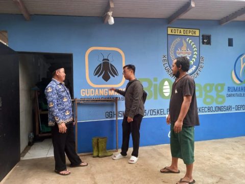 Lurah Pondok Petir, Rengga Nugraha R (tengah). (dok.Pribadi)