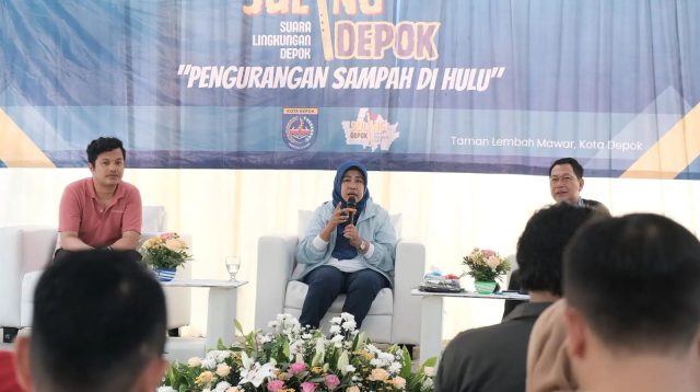 Pj Sekda Kota Depok, Nina Suzana (tengah) di Taman Lembah Mawar, Kecamatan Pancoran Mas.