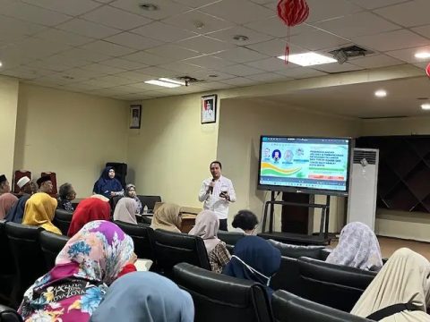 Sekdinkes Kota Depok, Yuliandi memaparkan Penanggulangan HIV- AIDS.