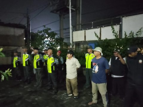 Aparatur Kecamatan Bojongsari, Kelurahan Bojongsari, dan aparat keamanan, tokoh masyarakat hingga lembaga kemasyarakatan melakukan monitoring penerapan jam malam bagi pelajar. (dok. Narasumber).