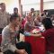 Kapolres Metro Depok, Kombes Pol Abdul Waras mengikuti kegiatan donor darah di Polsek Pancoran Mas.(dok. Narasumber).