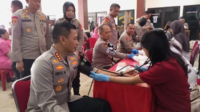 Kapolres Metro Depok, Kombes Pol Abdul Waras mengikuti kegiatan donor darah di Polsek Pancoran Mas.(dok. Narasumber).